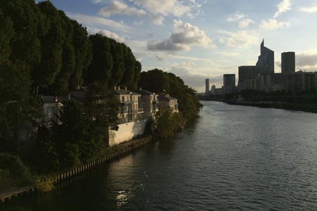 Une belle maison au soleil en bord de Seine face à la Défense