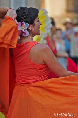 Danseuses habillée en orange