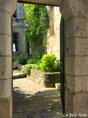 Entrée vers un petit jardin intérieur et une maison