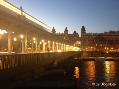 Pont Bir-Hakeim au coucher du soleil avec le passage du métro