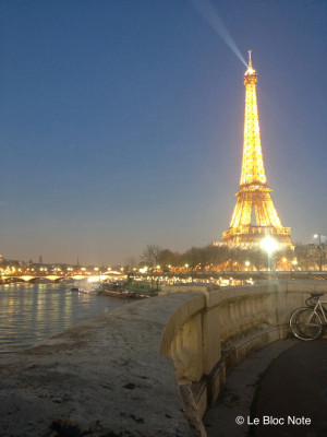 La Tour-Eiffel depuis le pont Bir-Hakeim juste après le coucher du soleil