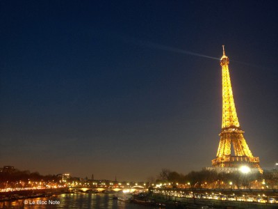 La Tour-Eiffel depuis le pont Bir-Hakeim juste après le coucher du soleil