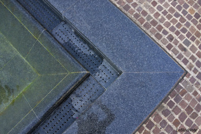 Effet graphique sur un sol pavé et le bord d'une fontaine