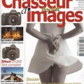 Avec cette nouvelle livraison datée du mois de mars 2013, Chasseur d’Images nous offre un numéro de bonne tenue. Parmi les différents articles, à côté du dossier du mois consacré aux regards indiscrets et images intimes, je retiens tout d’abord un joli portfolio de Vincent M. sur la fabrication et le transport des nouvelles cloches pour la cathédrale Notre-Dame de Paris : de très belles lumières jouant sur la matière et même les flammes au moment où les cloches sont fondues. Côté photo pratique, plusieurs pages sur l’éclairage de studio et l’utilisation d’un posemètre pour la mesure de la lumière incidente. Il y a également quatre pages sur un photographe qui réalisent des clichés de modèles réduits de voiture donnant dans une parfaite illusion l’impression de se retrouver au bord des circuits. Enfin, côté matériel plusieurs tests de boîtiers dont un test de terrain très développé sur le Canon 6D accompagné de tests d’optiques sur ce même boîtier. Il faut noter également les tests des flashs compatibles pour réflex : Metz 52 AF-1 et Nissin DI866 pro. Enfin, du coté des boitiers, le Nikon D5200 et le Nikon 1V2; du côté des objectifs, un test développé sur le Nikon AF-S 70-200 f/4 VR et les tests plus habituels de deux Sony (300 f/2,8 et 500 f/4), deux Canon (24-70 f/4L et 35 f/2 IS), le Tamron 90 f/2,8 macro et le Samsung 12-24 f/4-5,6. Un bon numéro donc qui plaira au plus grand nombre, même s’il n’est pas exceptionnel.