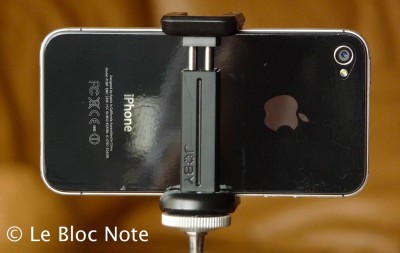 iPhone 4S disposé sur le support de pied photo Joby Grip Tight Mount pour téléphone