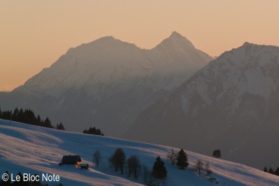 Chalet en montagne l'hiver au coucher du soleil