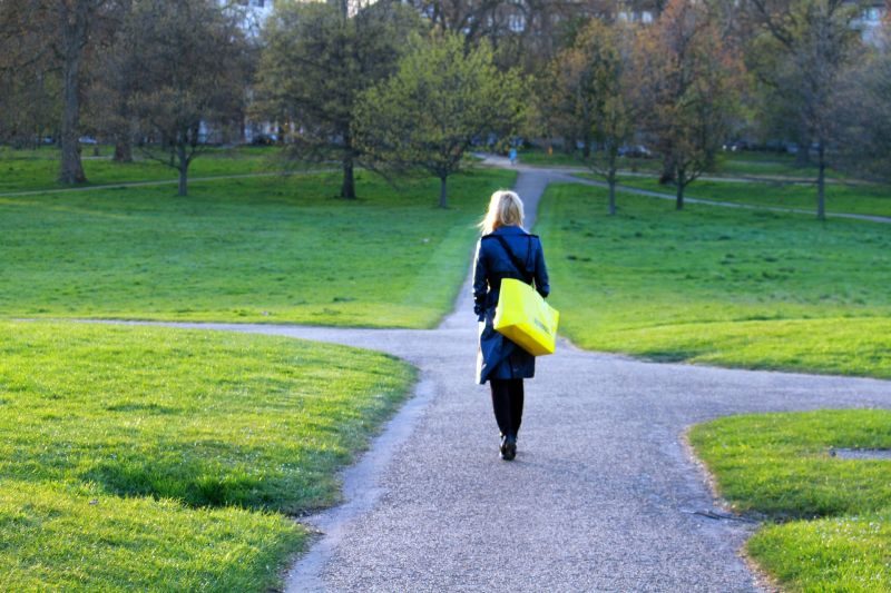 Personne à la croisée des chemins