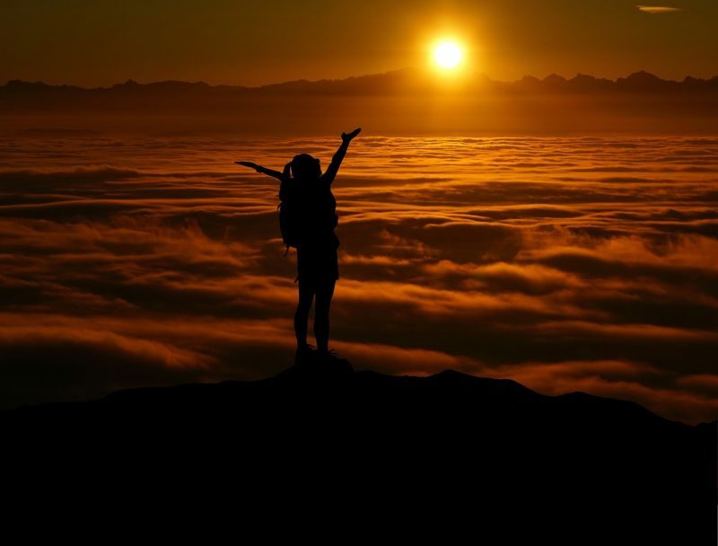 Personne au sommet d'une montagne