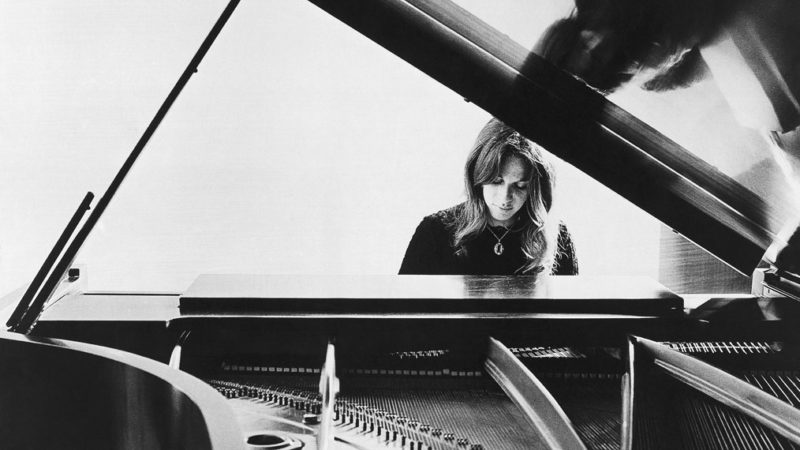 Carole King au piano en 1972